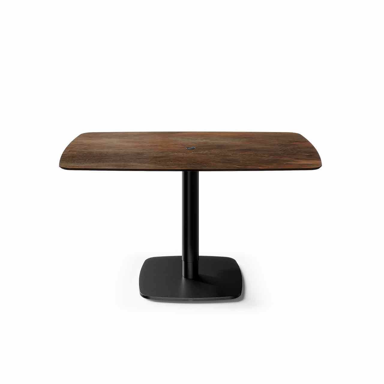 Ronald Schmitt – Triplex P431 bombiert | 110x70 cm, Tischplatte Keramik Ossido Bruno, Bodenplatte schwarz Tisch mit abgerundeten Ecken in braun melierter Keramik auf schwarzer Bodenplatte.
