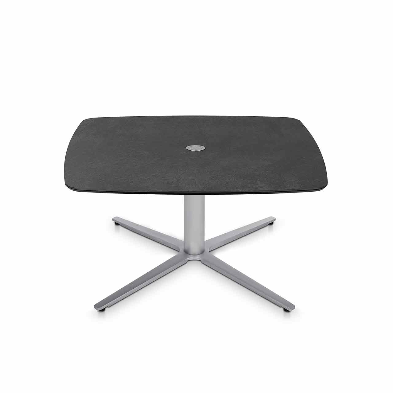 Ronald Schmitt – Triplex P431 bombiert | 75x75 cm, Tischplatte Keramik Zement anthrazit, Sternfuss Edelstahl Tisch mit Tischplatte aus grauer Keramik mit abgerundeten Ecken auf sternförmigem Gestell in Edelstahl.