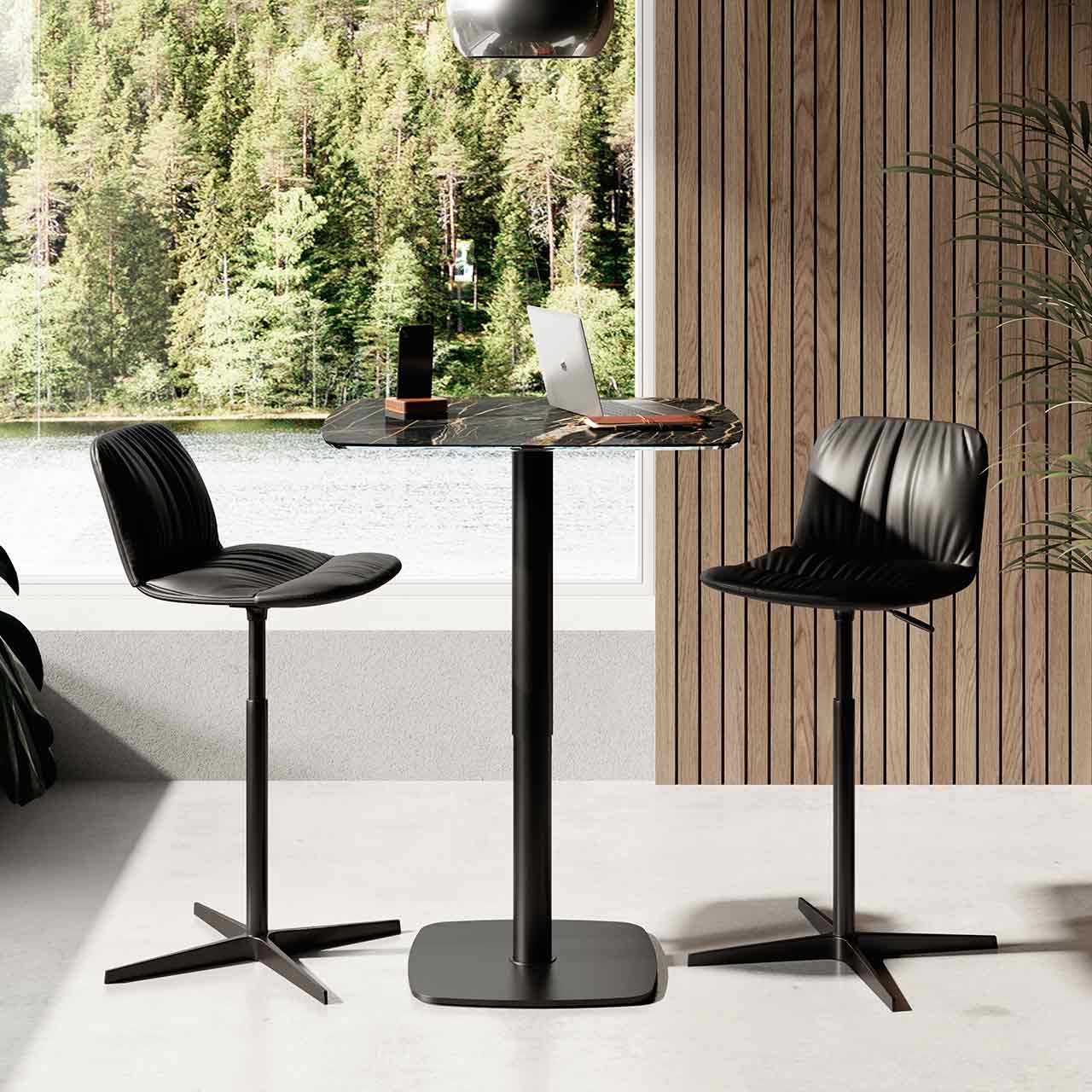 Ronald Schmitt – Triplex P431 bombiert | 90x90 cm, Tischplatte Keramik Noir Desire, oben, Bodenplatte schwarz Hochgefahrener Tisch mit Tischplatte aus melierter Keramik schwarz mit schwarzer Bodenplatte, an dem zwei Bistrotische stehen.