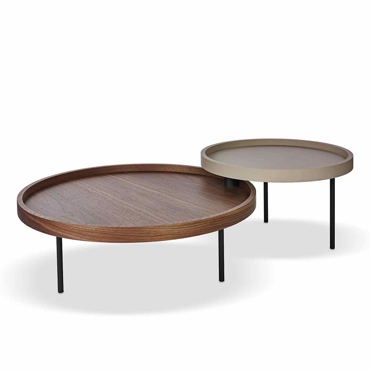 Ronald Schmitt – Couchtisch Luna H 630 | linker Tisch: Tischplatte Nussbaum, rechter Tisch: Tischplatte Standardfarbe Bronze, Metallgestell schwarz