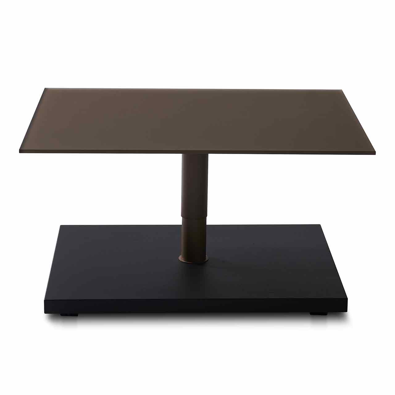 Ronald Schmitt – Couchtisch Kolo K 736 | Tischplatte Optiwhite Nano Bronze, Sockel Wildeiche Anthrazit, unten Couchtisch mit Bronze-farbiger rechteckiger Glas-Tischplatte auf eckiger Bodenplatte aus dunklem Holz.