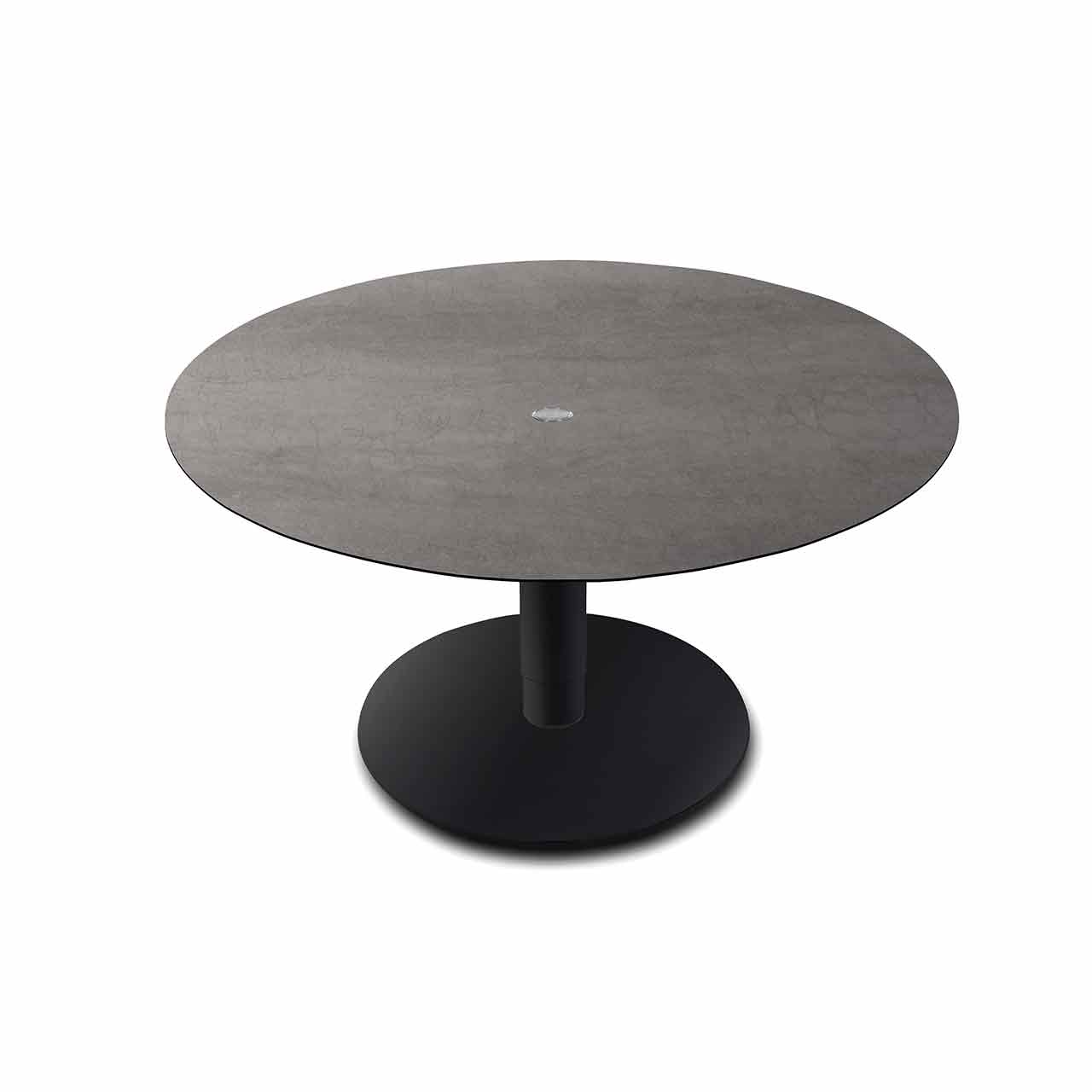 Ronald Schmitt - Triplex P432 rund | Tischplatte Keramik Zement grau, Bodenplatte schwarz, unten Tisch mit runder Tischplatte aus dunkelgrauer Keramik auf runder schwarzer Bodenplatte.