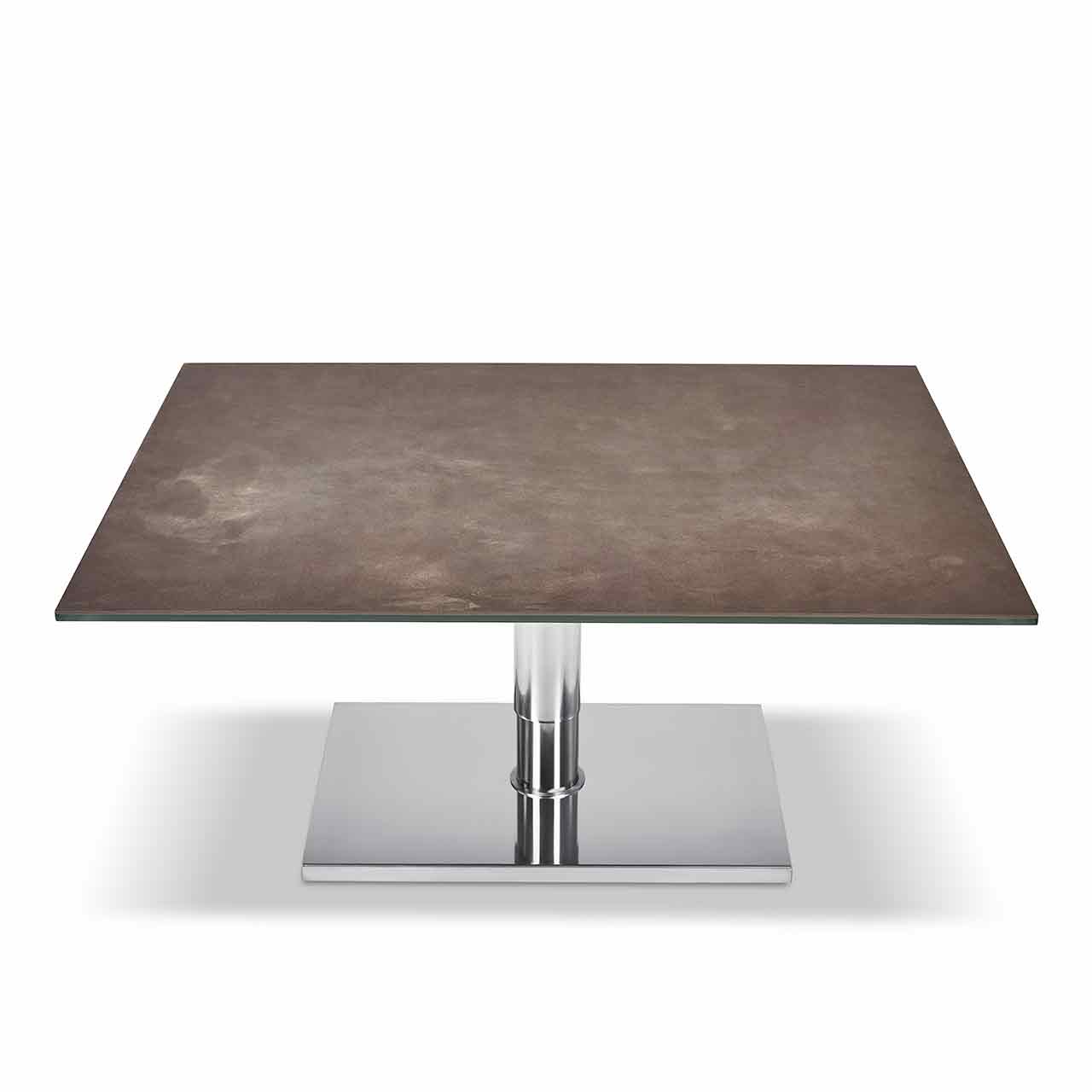 Ronald Schmitt – Couchtisch Duett K 536 | Tischplatte Keramik Focus Piombo, Sockel Edelstahl geschliffen Couchtisch mit rechteckiger braun gemaserter Keramik-Tischplatte auf Edelstahl-Bodenplatte. Tisch runtergefahren