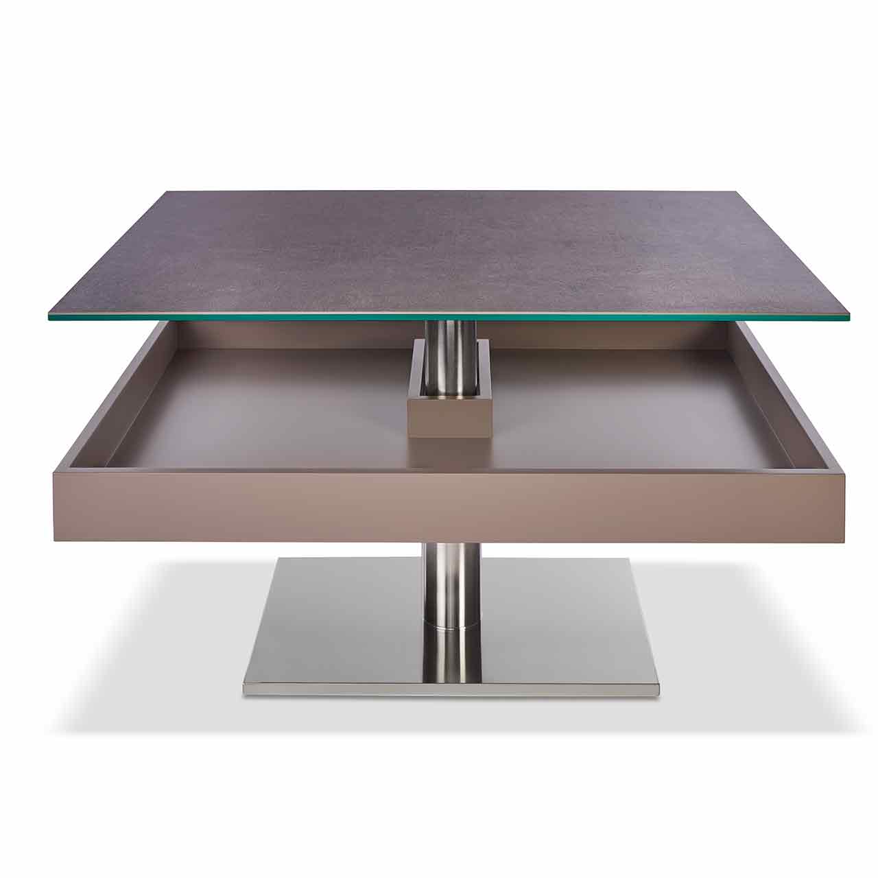 Ronald Schmitt – Couchtisch Janas K 471 Tischplatte Keramik Focus Piombo, Sockel Edelstahl, geöffnet Couchtisch mit grau melierter Keramiktischplatte und eckiger Edelstahl-Bodenplatte. Die Tischplatte ist geöffnet und der Stauraum im eckigen Korpus sichtbar.