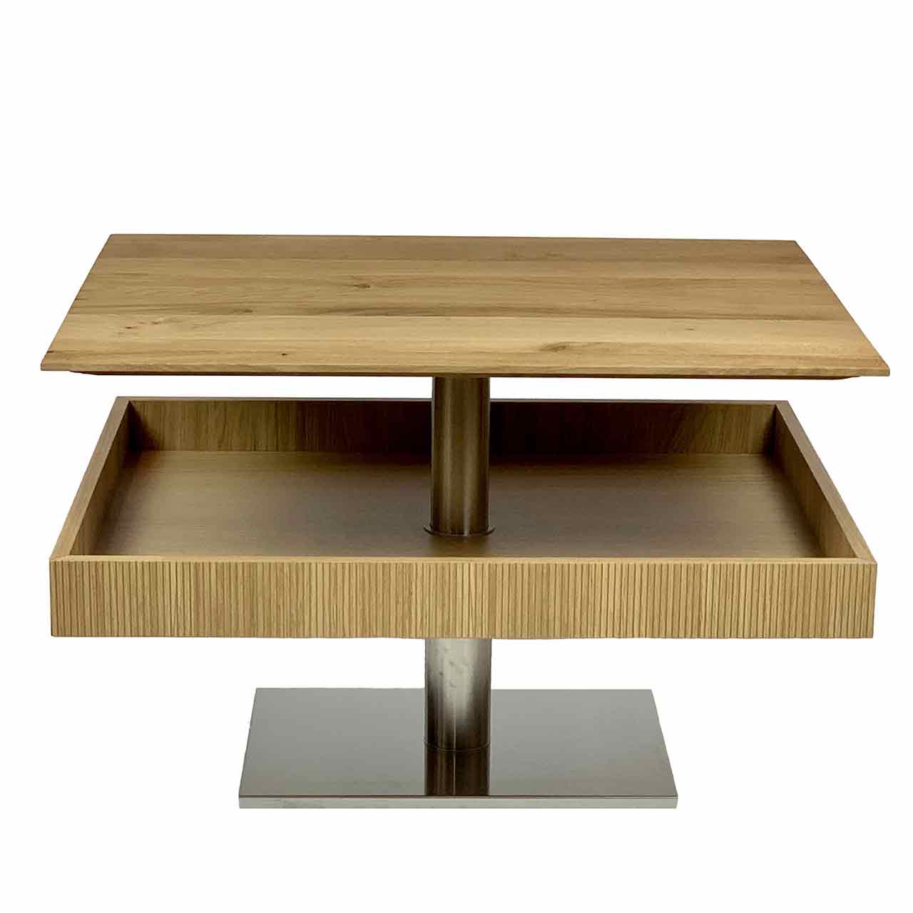 Ronald Schmitt – Couchtisch Lignum Profil K 472 rechteckig | Tischplatte Eiche geöffnet Stauraum-Couchtisch aus hellem Holz auf Edelstahl-Sockel. Tischplatte geöffnet. Die Seiten des Korpus sind gerillt.
