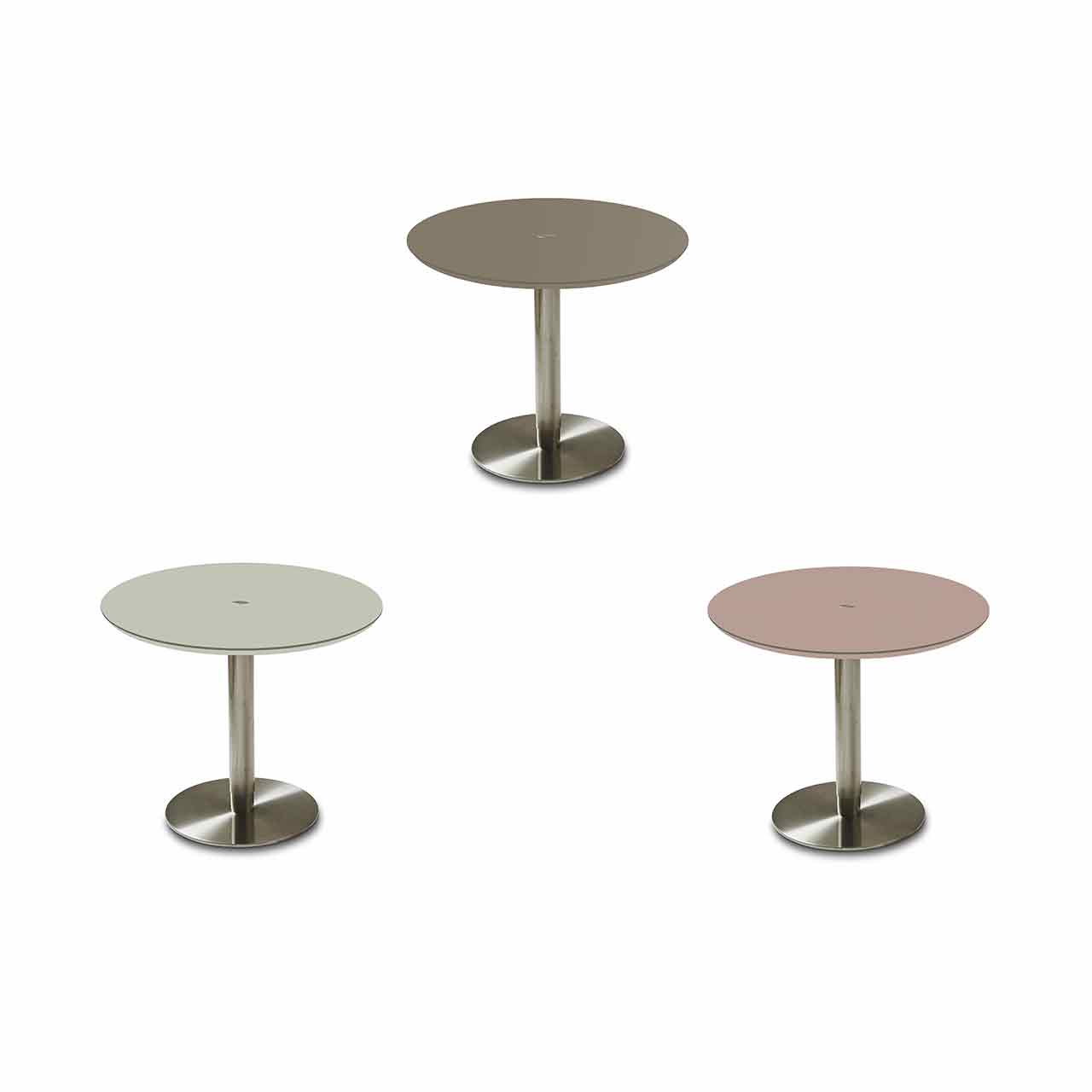 Ronald Schmitt – Triplex P431 | Tischplatte Optiwhite Glas 90 cm, Bodenplatte Edelstahl mattiert, von links nach rechts: Farbe Weiß, Terra, Graurosa Drei Tische mit runder Tischplatte auf runder Edelstahl Bodenplatte. Von links nach rechts Tischplatte weiß, Terra und rosa.