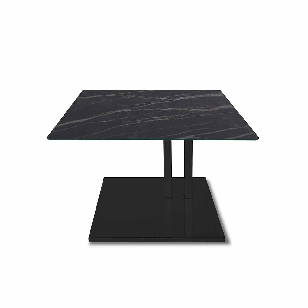 Ronald Schmitt – Beistelltisch Doppio K 925 Tischplatte Keramik Noir Desire, Bodenplatte MDF schwarz Beistelltisch mit quadratischer Tischplatte aus schwarzer Keramik mit doppelter schwarzer Säule auf schwarzem quadratischen Sockel.