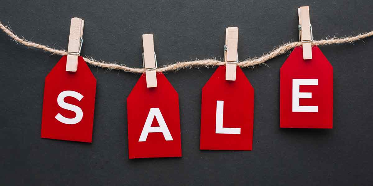 Kategorie Banner SALE Die Buchstaben S A L E sind weiß auf rotem Karton mit Wäscheklammern auf einer Wäscheleine aufgehängt. Intro für die SALE Artikel.