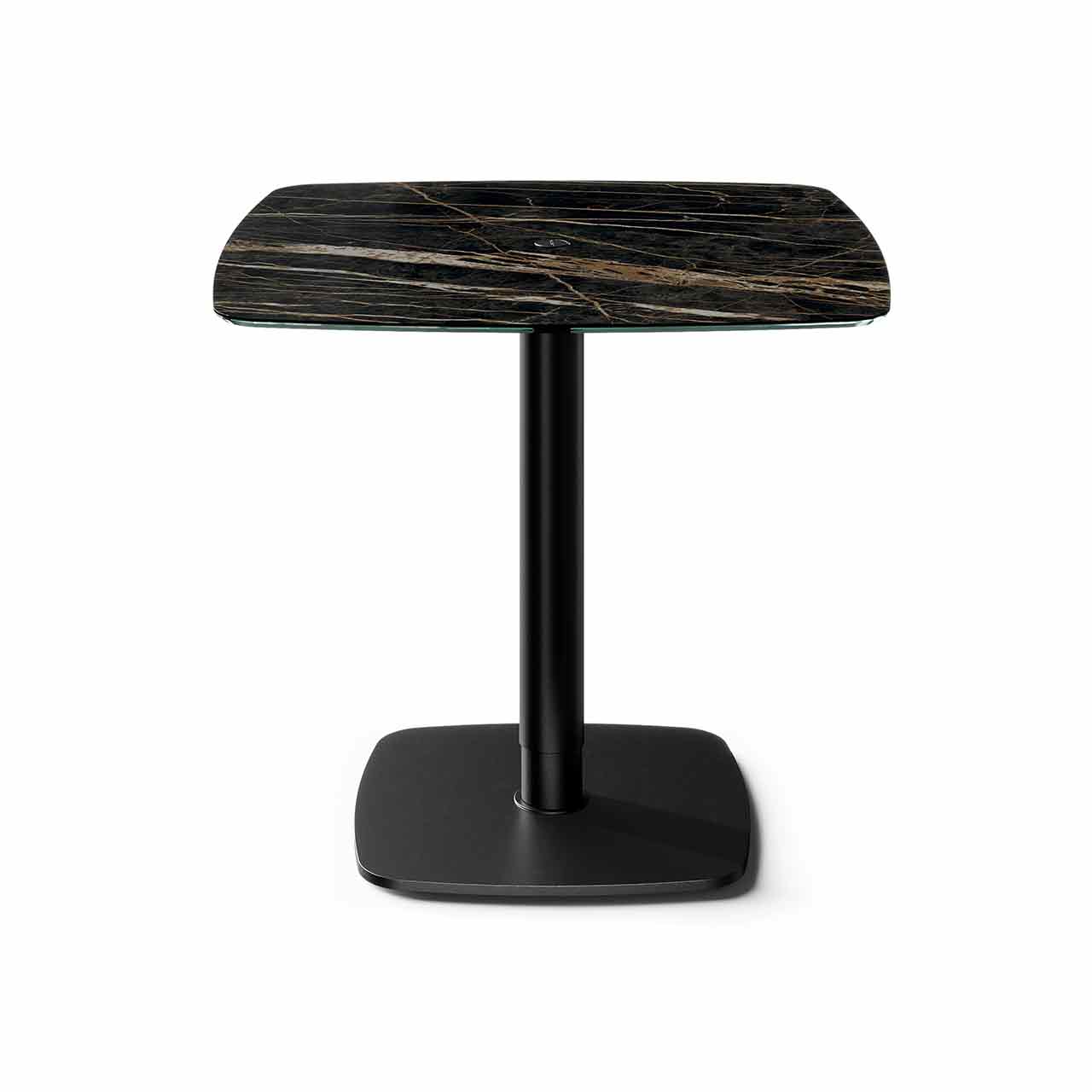 Ronald Schmitt – Triplex P431 bombiert | 75x75 cm, Tischplatte Keramik Noir Desire, Bodenplatte schwarz Tisch mit Tischplatte aus schwarzer melierter Keramik mit abgerundeten Ecken auf schwarzer Bodenplatte.