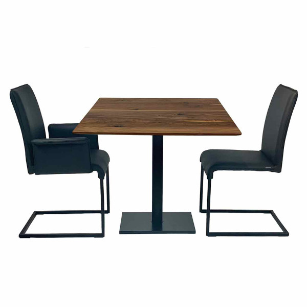 Ronald Schmitt – Bistrotisch P590 eckig | Tischplatte Nussbaum 110x70, Gestell Bodenplatte schwarz, kombiniert mit Stuhl Laila